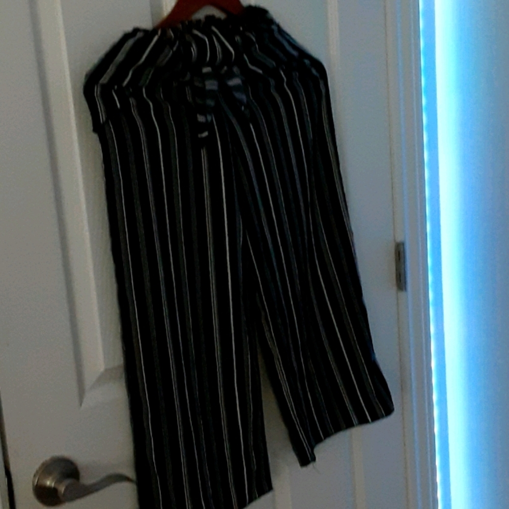 Stripped cropped wide leg pants with tie.